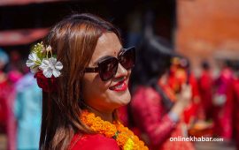 पशुपतिमा तिज उत्सव : रातो सारी र चुल्ठोमा रंगचंगी फूल (तस्वीरहरू)