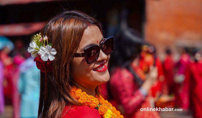 पशुपतिमा तीज उत्सव : रातो सारी र चुल्ठोमा रंगचंगी फूल (तस्वीरहरू)