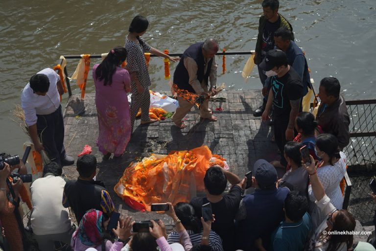 रसुवा बाढीमा सम्पर्कविहीन पत्रकार थामीको अन्त्येष्टि