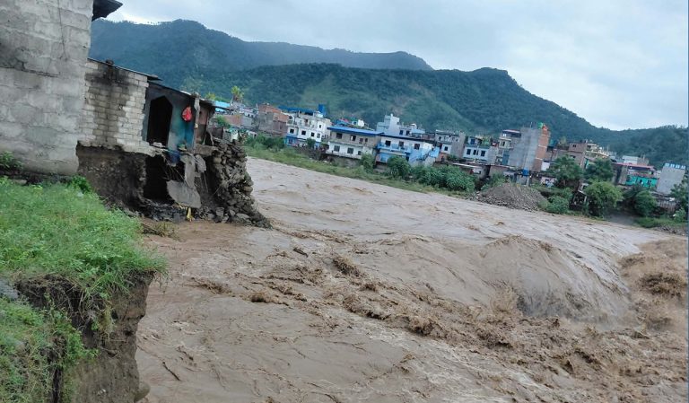 बुटवलमा तिनाउ नदीको बाढीले दुई घर बगायो, ३ घरमा क्षति