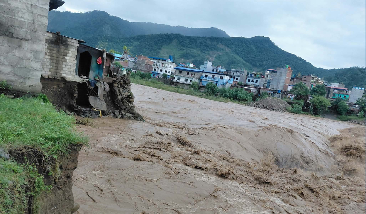 बुटवलमा तिनाउ नदीको बाढीले दुई घर बगायो, ३ घरमा क्षति