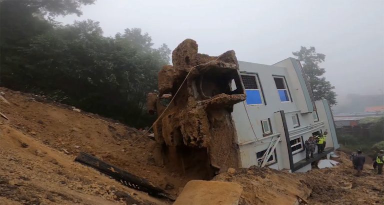 ललितपुरमा साढे दुई तले घर ढल्यो