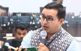 रास्वपा सांसदले संसद्‌मा देखाए त्रिभुवन विमानस्थलमा थुप्रिएको राहत सामग्रीको फोटो