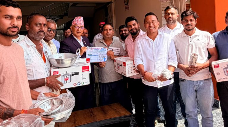 बाढीपीडितका लागि पोखराका कवाडी व्यवसायीले दिए ८ लाख बराबरको राहत