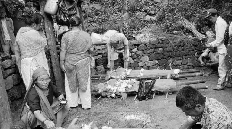 बाढीमा बेपत्ता तीन दाजुभाइको कुशको शव बनाएर सामूहिक अन्त्येष्टि