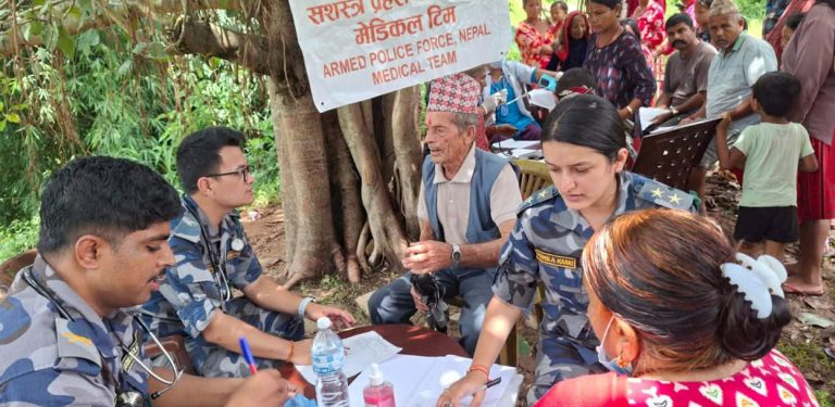 सशस्त्र प्रहरीद्वारा भोटेकोशी बाढी प्रभावित क्षेत्रका ३ हजार ६ सयको स्वास्थ्य उपचार