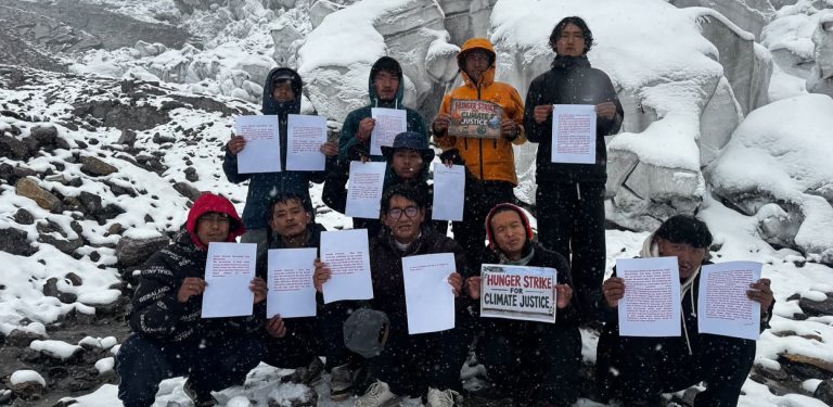 हिमाली जनजीवन रक्षाको माग गर्दै मनास्लु बेसक्याम्पमा १० जनाले थाले आमरण अनशन