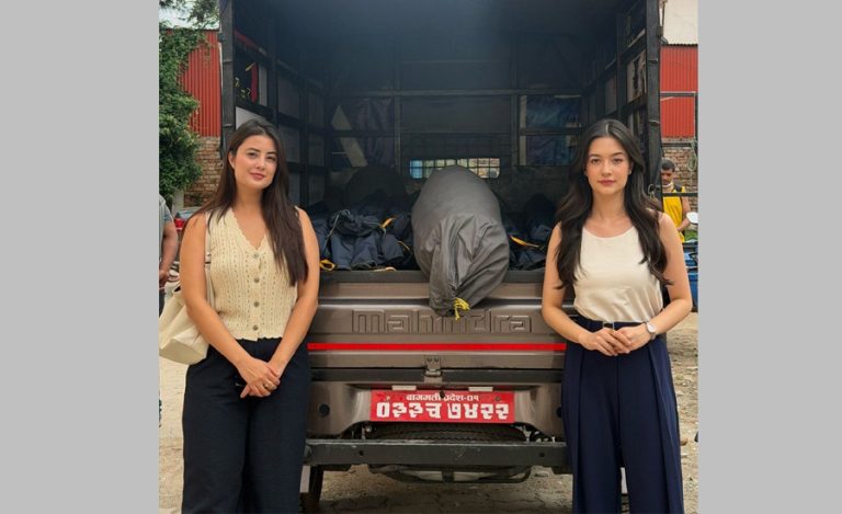 आश्मा र नीतिले बाढी प्रभावितलाई दिए १५ लाखको सहायता सामग्री