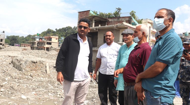 पूर्वप्रधानमन्त्री भट्टराई बाढी प्रभावित क्षेत्र पुगे
