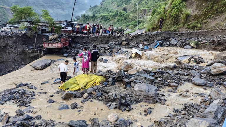 बहुला खोलामा बाढी आएपछि भेरी करिडोर अवरुद्ध