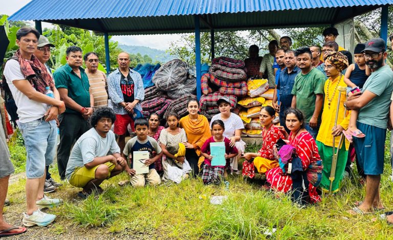 बल्छी धुर्बेसहितको कलाकार टोलीले त्रिशुलीमा बाँड्यो राहत