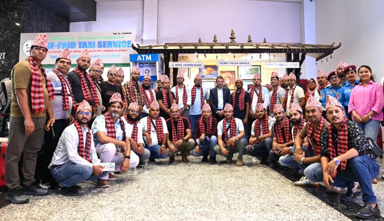 नेपाल भ्रमणमा ठूलो समूहमा आउने पर्यटकलाई विमानस्थलमै स्वागत गर्दै पर्यटन बोर्ड