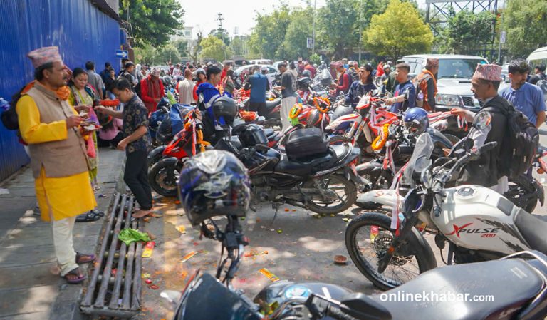 विश्वकर्मा पूजा : भद्रकाली मन्दिरमा सवारीसाधन पूजा गर्नेको भिड (तस्वीरहरू)
