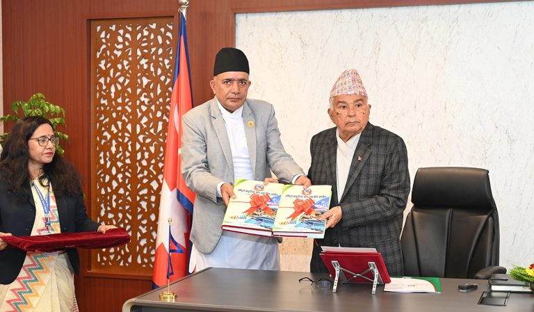राष्ट्रपति पौडेल समक्ष राष्ट्रिय प्राकृतिक स्रोत तथा वित्त आयोगको वार्षिक प्रतिवेदन पेस