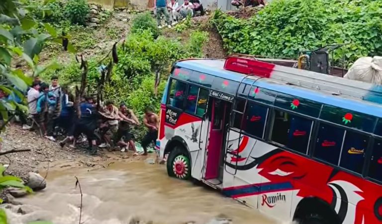 सडक छ, पुल छैन : वर्षा सुरु भएपछि सधैं जोखिमपूर्ण यात्रा