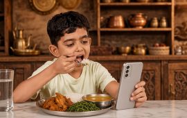 खाना खाने बेला मोबाइल हेर्ने बच्चाको बानी कसरी छुटाउने ? १० उपाय