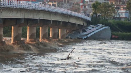 क्रेनको सहायताले नारायणी पुलमा अड्किएको क्रुजसिप निकाल्ने प्रयास गरिंदै