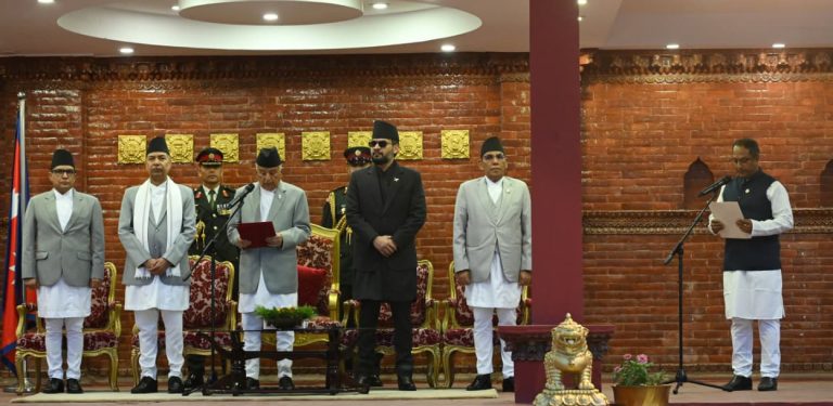 नवनियुक्त उद्योगमन्त्री साहले लिए शपथ