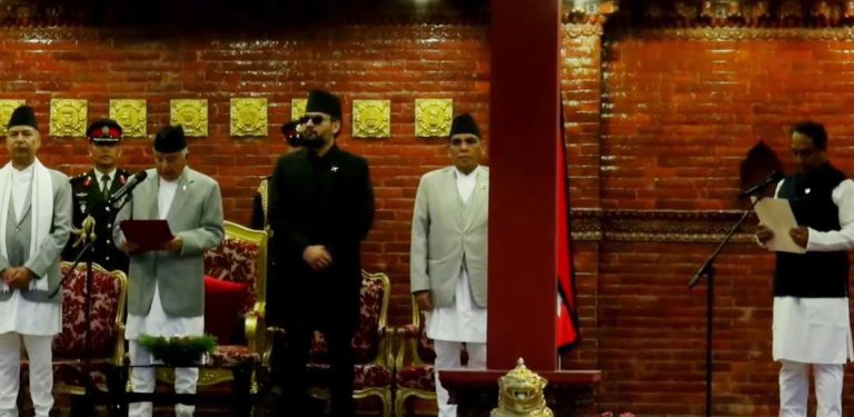 नवनियुक्त उद्योगमन्त्री साहले लिए शपथ
