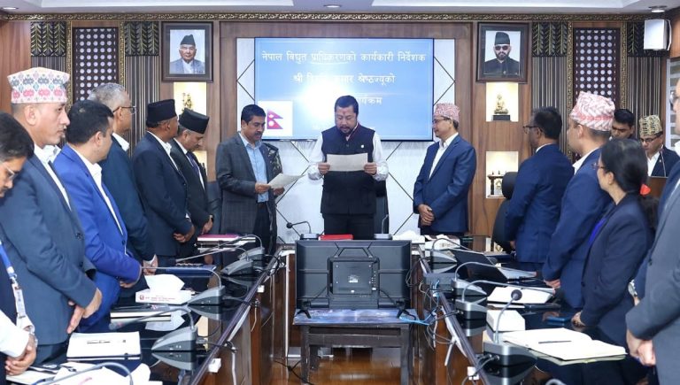 विद्युत् प्राधिकरणका नवनियुक्त कार्यकारी निर्देशक श्रेष्ठले सपथ लिए
