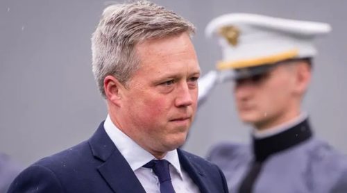 राजीनामा दिँदै ट्रम्पका ‘ड्रोन म्यान’