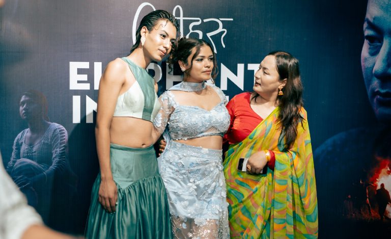 ‘एलिफेन्ट्स इन द फग’ को विशेष प्रदर्शनबाट संकलित रकम प्रधानमन्त्री कोषमा प्रदान