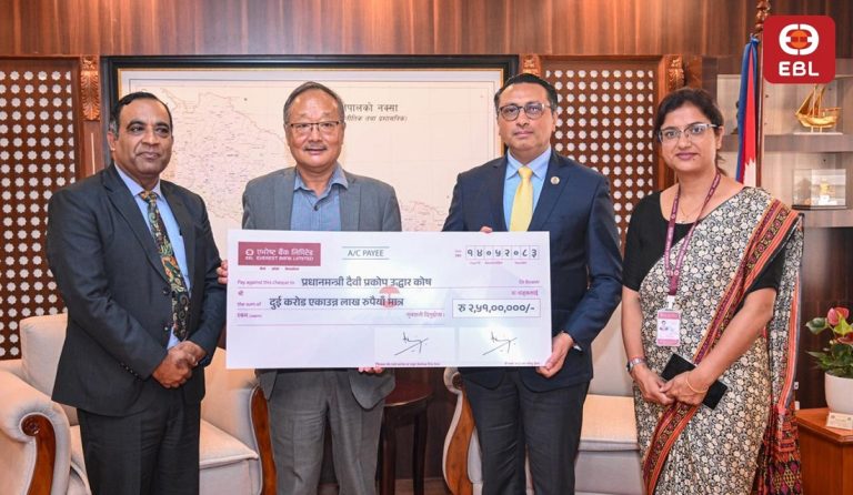 एभरेस्ट बैंक र कर्मचारीद्वारा बाढी प्रभावितका लागि ३ करोड ११ लाख सहयोग