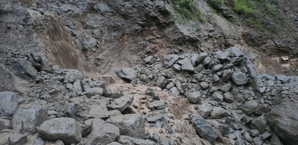 गगने खोलामा पहिरो, १९ घण्टादेखि कर्णाली राजमार्ग अवरुद्ध