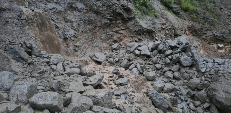 गगने खोलामा पहिरो, १९ घण्टादेखि कर्णाली राजमार्ग अवरुद्ध