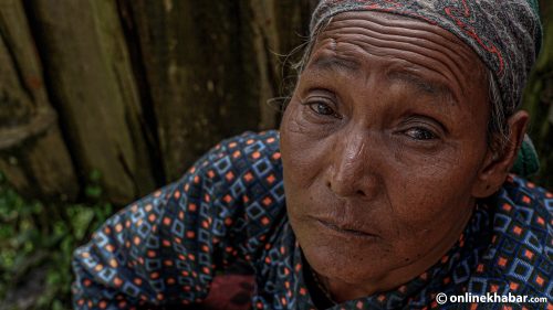 बोल्न-सुन्न नसक्ने आमा : इसारा गर्दै खोज्दैछिन् हराएको छोरा