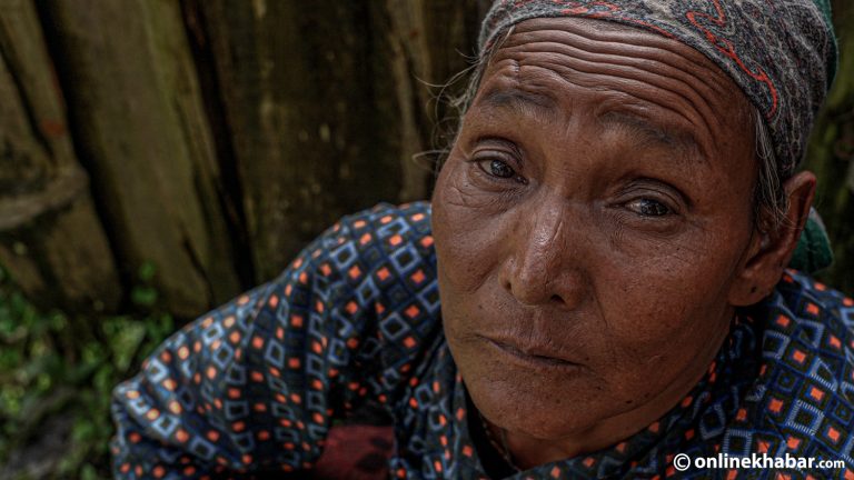 बोल्न-सुन्न नसक्ने आमा : इसारा गर्दै खोज्दैछिन् हराएको छोरा