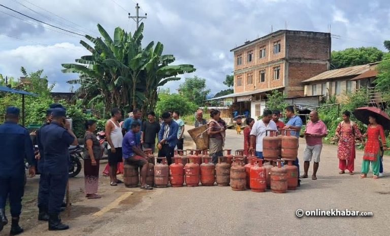 ग्यास नपाएको विरोधमा सडकमै रित्तो सिलिण्डर राखेर विरोध
