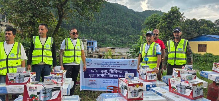 एनआरएनएद्वारा रसुवा र नुवाकोटका बाढीपीडितलाई राहत