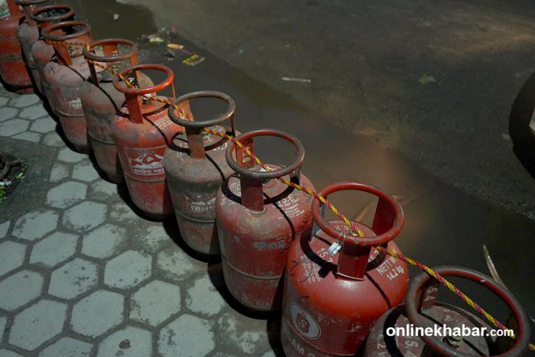 भक्तपुरमा ६० ग्यास सिलिन्डर जफत गरी सर्वसाधारणलाई वितरण   
