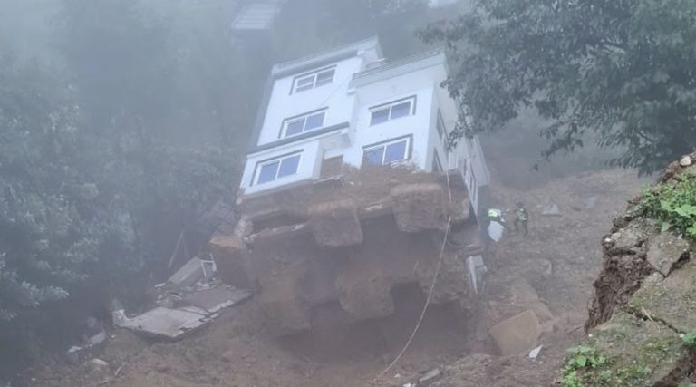 ललितपुरमा साढे दुई तले घर ढल्यो