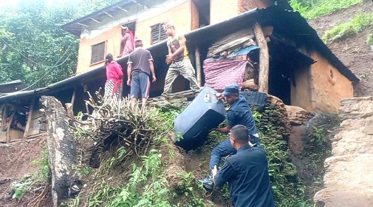 गुल्मीको मुसिकोटमा पहिरोले घरमा क्षति, परिवार सुरक्षित स्थानमा सारियो