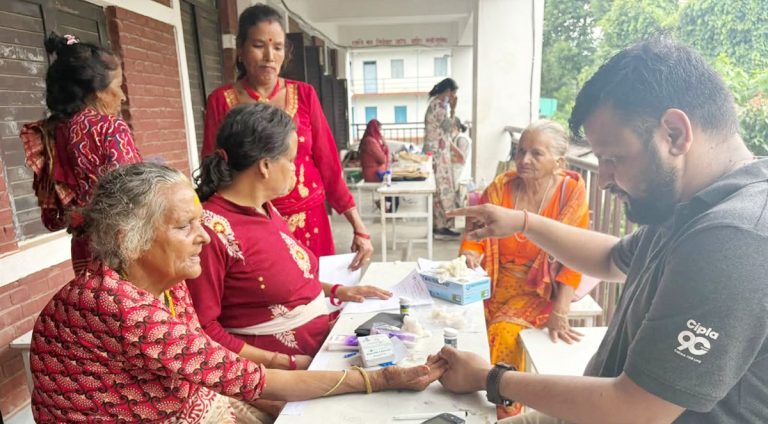 नुवाकोटको सिर्खलीमा नि:शुल्क स्वास्थ्य शिविर सञ्चालन