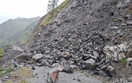 हुम्लामा वर्षापछि आएको पहिरोले सडक अवरुद्ध