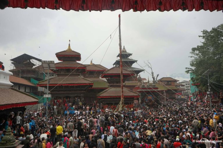 बसन्तपुरमा लिङ्गो ठड्याएर सुरु भयो इन्द्रजात्रा (तस्वीरहरू)