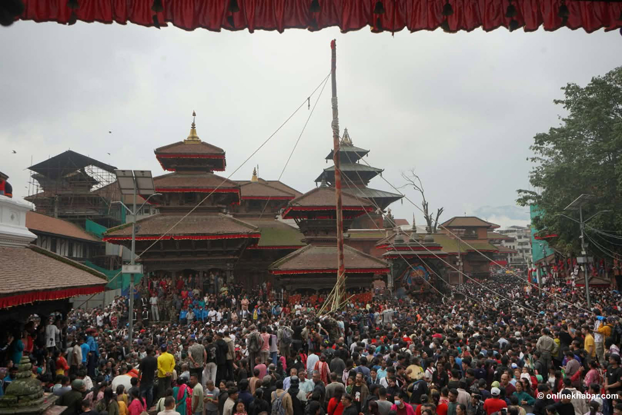 बसन्तपुरमा लिङ्गो ठड्याएर सुरु भयो इन्द्रजात्रा (तस्वीरहरू)
