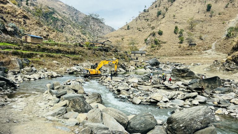 एउटै कम्पनीलाई ठेक्कामाथि ठेक्का, जाजरकोटमा पुल र सडक वर्षौंदेखि अलपत्र