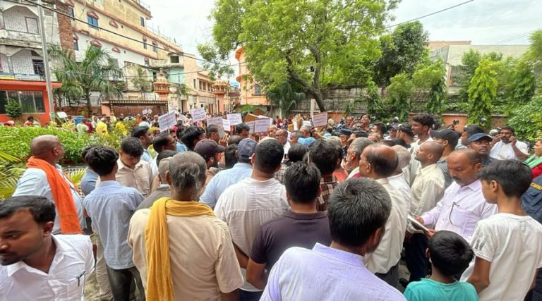 जनकपुरमा अतिक्रमित गुठीको जग्गा खाली गराउने अभियानविरुद्ध प्रदर्शन