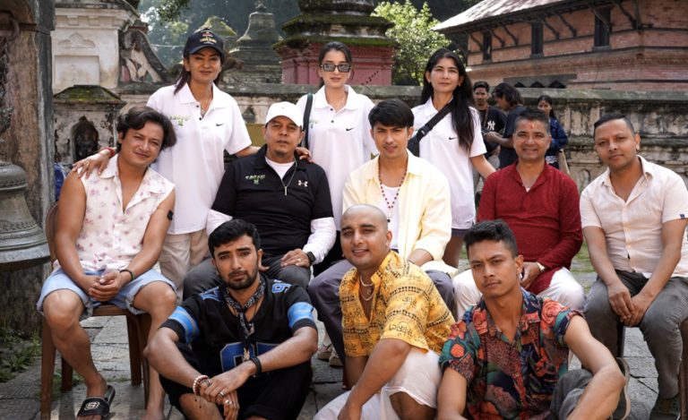 झरना थापाले पशुपतिबाट थालिन् ‘ए मेरो हजुर ५’ छायांकन