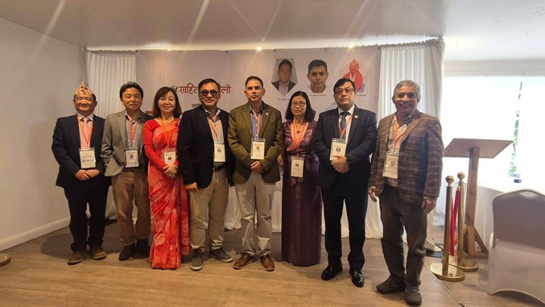 बेलायतमा तेस्रो काव्य-सन्ध्या, ८ कविले सुनाए कविता
