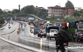 राजमार्ग बन्दले काठमाडौंमै रोकिए गाडी (तस्वीरहरू)