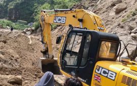 कान्ति राजमार्गको टार्कुर्चे खण्डमा पहिरोले सडक अवरुद्ध, मर्मत जारी