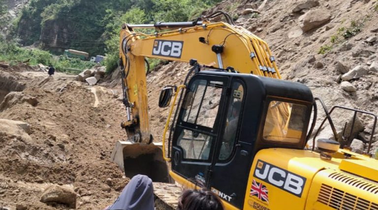 कान्ति राजमार्गको टार्कुर्चे खण्डमा पहिरोले सडक अवरुद्ध, मर्मत जारी