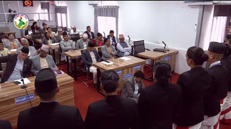 किन प्रदेशसभा बैठकमा पलेंटी कसेर बसे कर्णालीका पूर्वमुख्यमन्त्री शर्मा ?