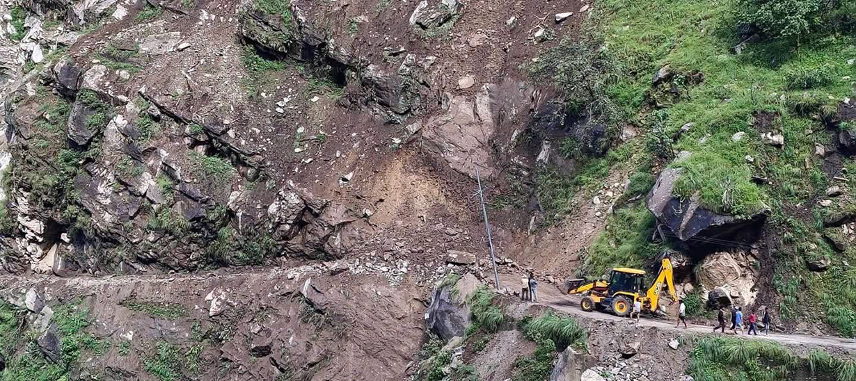 अविरल वर्षाले कर्णालीका ६ जिल्लाका सडक अवरुद्ध