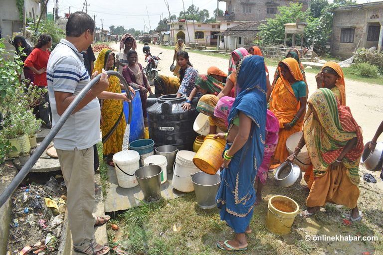 आँगनमै चापाकल, पानी छैन : २०० परिवार एउटै सबमर्सिबल पम्पको भरमा